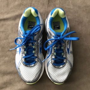 Like New Brooks DNA Sneakers